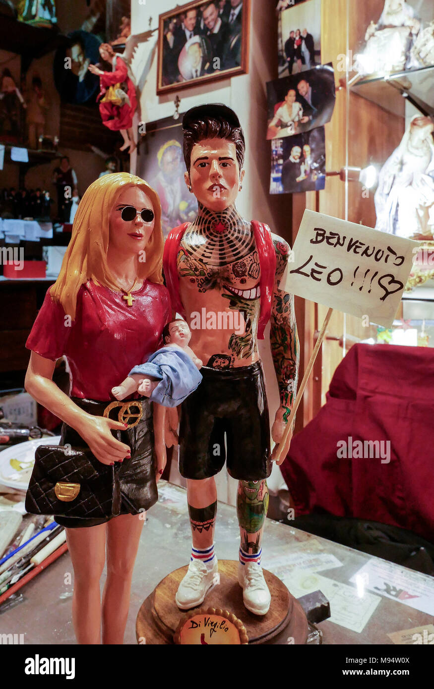 Napoli: uno speciale benvenuto a Leone, figlio di Fedez e Chiara Ferragni, dal presepe napoletano. Genny Di Virgilio, artigiano del workshop con lo stesso nome di San Gregorio Armeno, ha creato nel tempo record di una composizione fatta con le statue raffiguranti il rapper Fedez e il blogger Chiara Ferragni tenendo poco Leone, nato il 19 marzo in un ospedale di Los Angeles. 22/03/2018 - Napoli, Italia Foto Stock