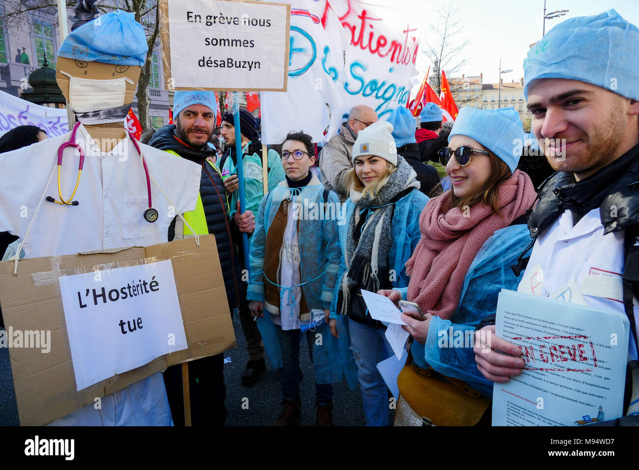 Lione, Francia, 22 marzo 2018: Chiamato da sindacati e l'ala sinistra parti, manifestanti tra cui la scuola e il personale ospedaliero, funzionari, lavoratori ferroviari, studenti e collegians, sono visti a Lione centro-orientale (Francia) il 22 marzo 2018, che prendono parte a una manifestazione contro il governo francese di stringa di riforme. A Lione, il numero dei manifestanti era stimato a più o meno 10 000 persone, secondo la polizia. Credito: Serge Mouraret/Alamy Live News Foto Stock