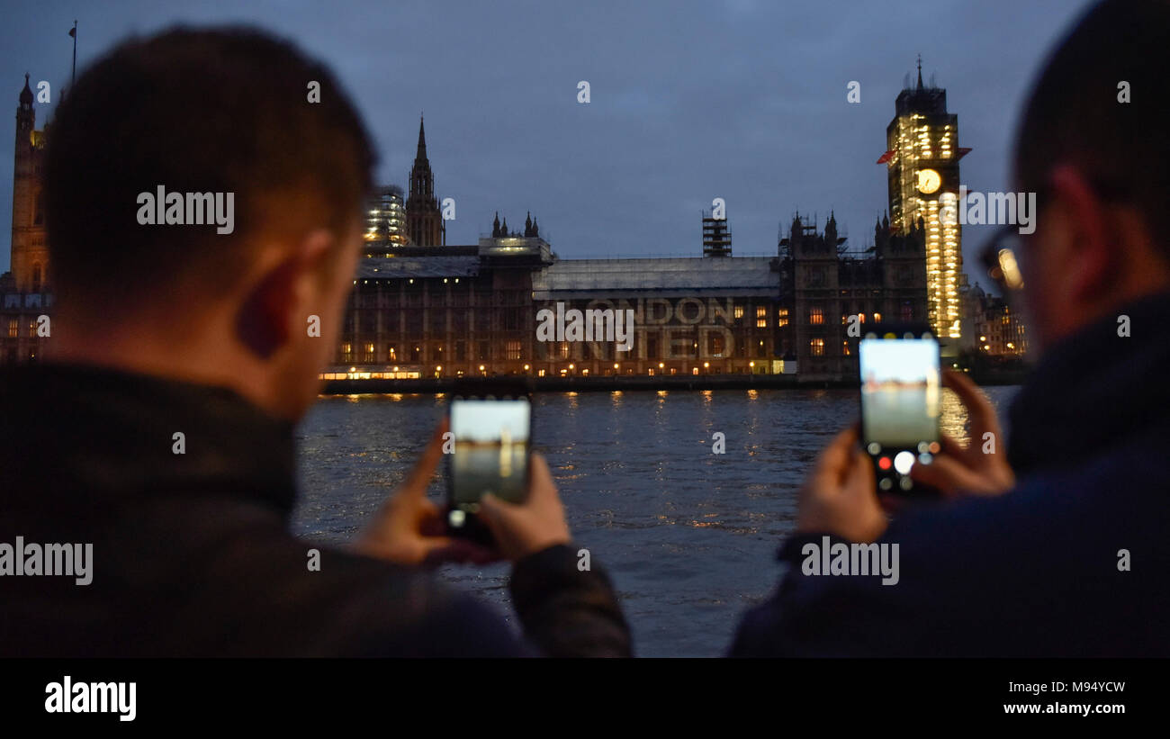 Londra, Regno Unito. Il 22 marzo 2018. Una proiezione delle parole #LondonUNITED è visto sul case del Parlamento sul primo anniversario di Westminster Bridge attacco terroristico. La proiezione è parte del #LondonUNITED omaggio iniziativa da parte del Sindaco di Londra per le vittime di attacchi terroristici nella capitale nel 2017. Analoghe sporgenze si svolgerà il primo anniversario di attacchi terroristici che ha avuto luogo a Londra London Bridge, Finsbury moschea e Parsons verde. Credito: Stephen Chung / Alamy Live News Foto Stock