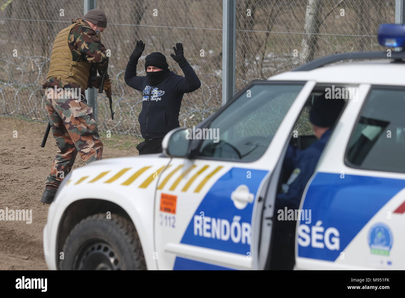 Kelebia, Ungheria. 22 Mar, 2018. Soldati e poliziotti dall' Ungheria e Slovacchia partecipano in un esercizio di gestione delle crisi per impedire l'immigrazione clandestina intitolata "sforzo cooperativo 2018' al confine tra Ungheria e Serbia vicino Kelebia, Ungheria meridionale, il 22 marzo 2018. Credito: Attila Volgyi/Xinhua/Alamy Live News Foto Stock