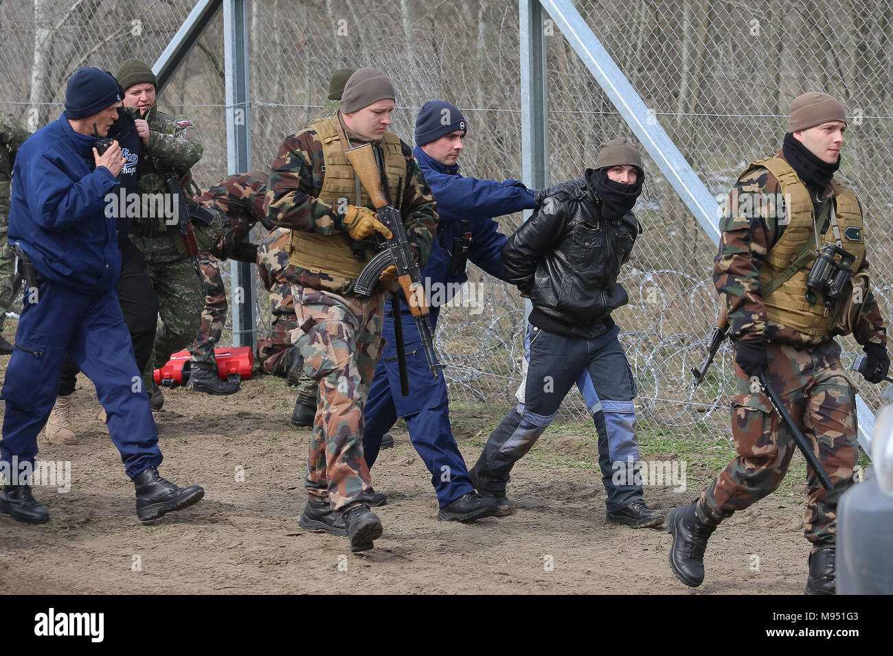 Kelebia, Ungheria. 22 Mar, 2018. Soldati e poliziotti dall' Ungheria e Slovacchia partecipano in un esercizio di gestione delle crisi per impedire l'immigrazione clandestina intitolata "sforzo cooperativo 2018' al confine tra Ungheria e Serbia vicino Kelebia, Ungheria meridionale, il 22 marzo 2018. Credito: Attila Volgyi/Xinhua/Alamy Live News Foto Stock