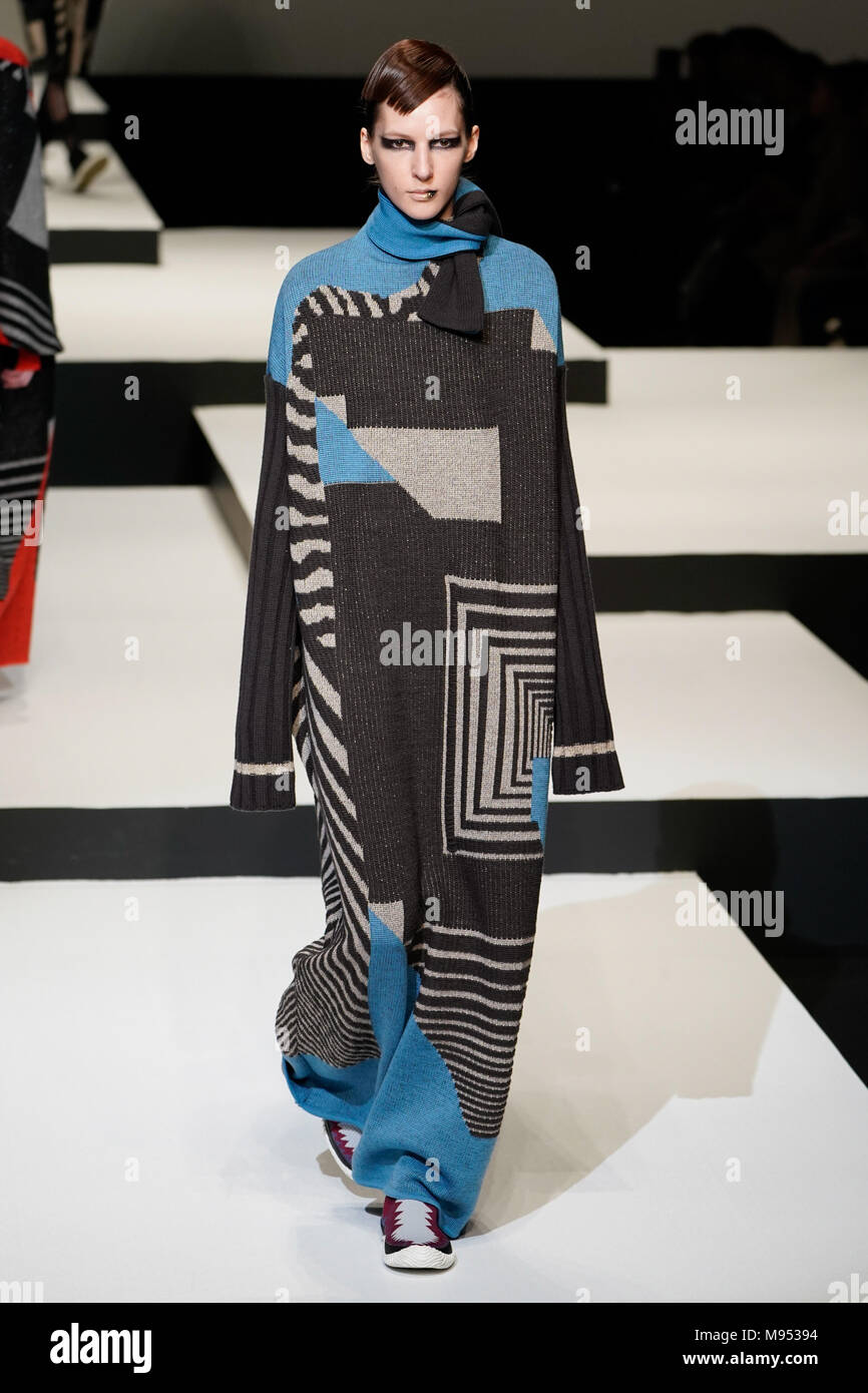 Tokyo, Giappone. 22 Mar, 2018. Un modello indossa una creazione dal designer giapponese Hiroko Koshino Amazon durante la settimana della moda di Tokyo 2018 S/S. Credito: AFLO/Alamy Live News Foto Stock