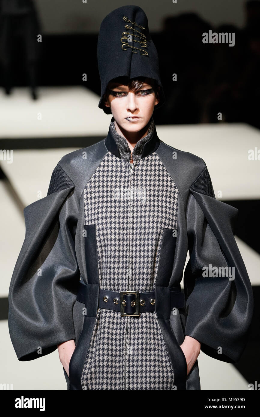 Tokyo, Giappone. 22 Mar, 2018. Un modello indossa una creazione dal designer giapponese Hiroko Koshino Amazon durante la settimana della moda di Tokyo 2018 S/S. Credito: AFLO/Alamy Live News Foto Stock
