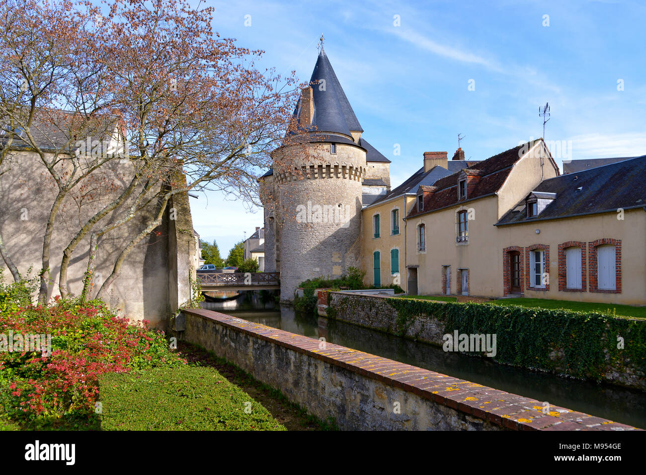Tenere la porta fortificata Saint-Julien sull'Huisne river a La-Ferté-Bernard, un comune nel dipartimento della Sarthe nella regione Pays de la Loire in Foto Stock