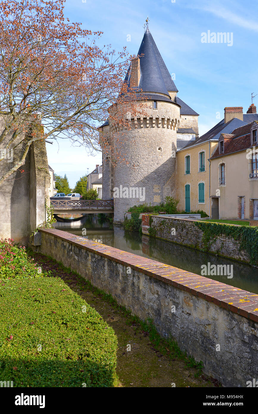 Tenere la porta fortificata Saint-Julien sull'Huisne river a La-Ferté-Bernard, un comune nel dipartimento della Sarthe nella regione Pays de la Loire Foto Stock