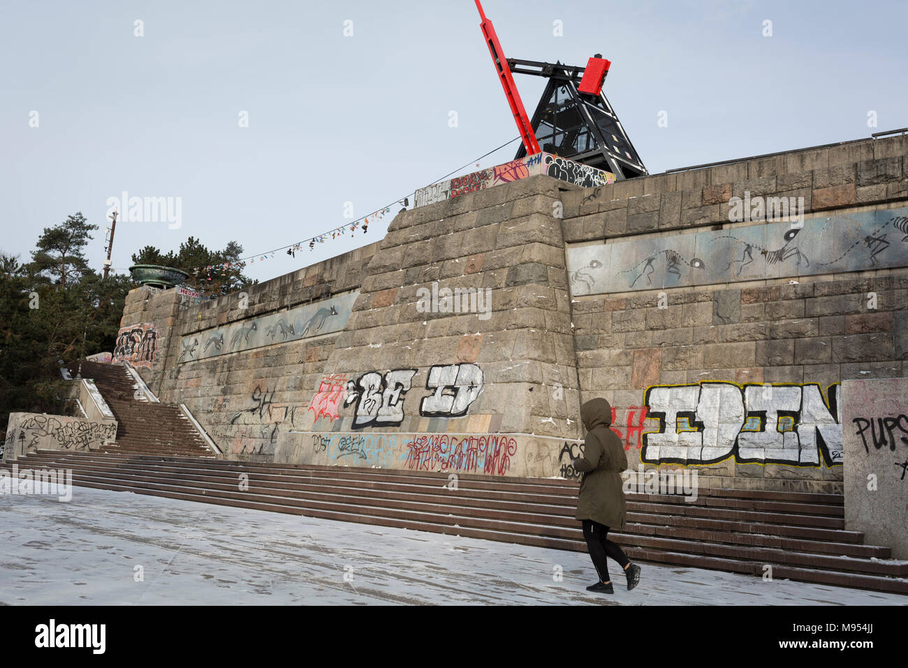 Architettura stalinista in Letna Park (Letenske Sady), il 18 marzo 2018, a Praga e nella Repubblica Ceca. Fino a quando non è stata distrutta dal leader sovietico Nikita Kruschev, la più grande statua di Stalin in tutto il blocco orientale si trovava qui. Ora è un luogo preferito per skateboard park, cane escursionisti e famiglie. Foto Stock