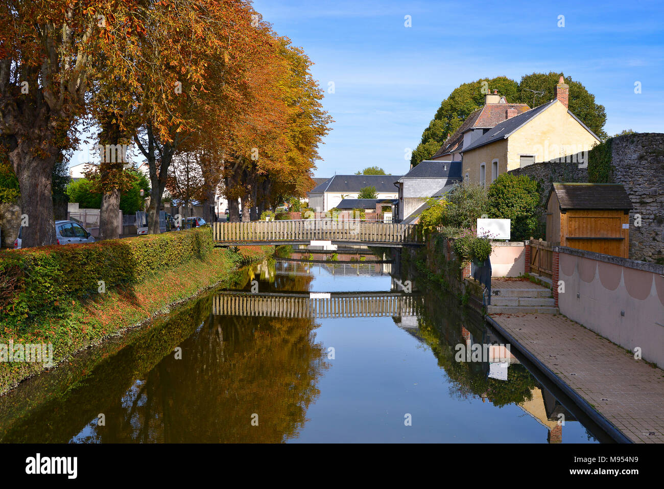 L'Huisne fiume con riflessione a La-Ferté-Bernard, un comune nel dipartimento della Sarthe nella regione Pays de la Loire nel nord-ovest della Francia. Foto Stock