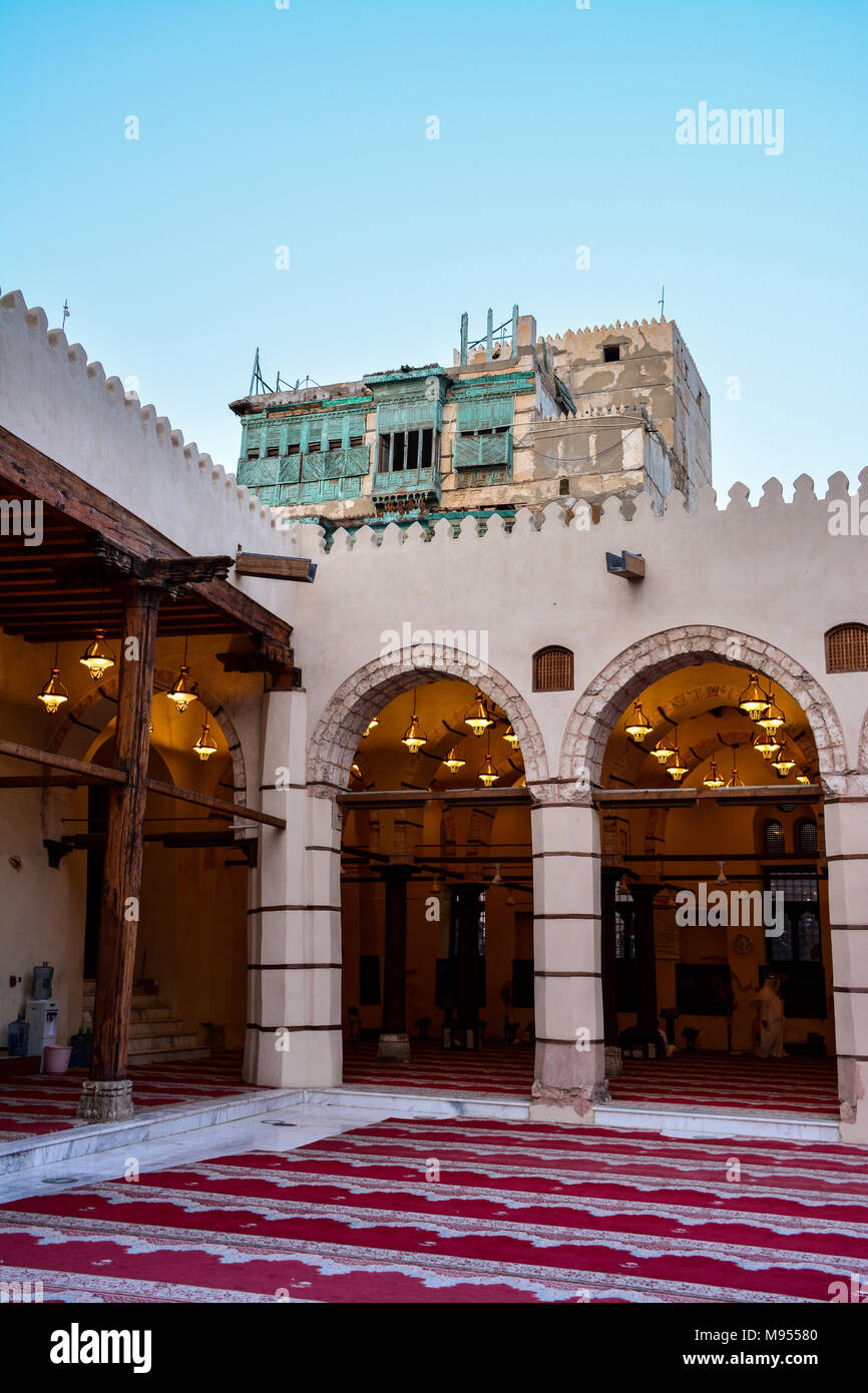 Vista interna della vecchia moschea nel patrimonio mondiale Unesco villaggio storico di Jeddah, Arabia Saudita Foto Stock