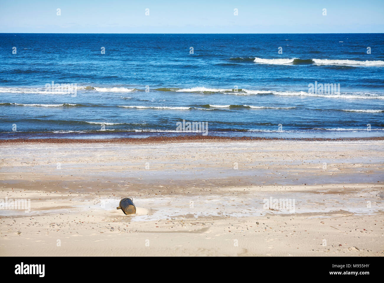 Spiaggia vuota con gettati nel cestino, inquinamento ambientale concetto immagine. Foto Stock