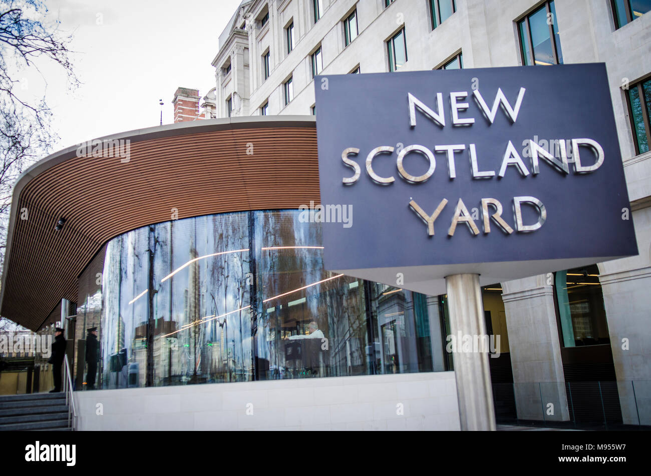New Scotland Yard- la casa del Metropolita forza di polizia sede, situata sul Victoria Embankment, Londra. Foto Stock