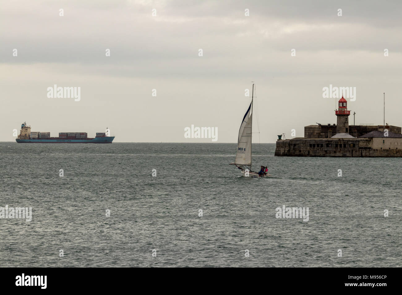 Una piccola barca a vela in Dun Laoghaire Harbour , Dublin, Irlanda Foto Stock