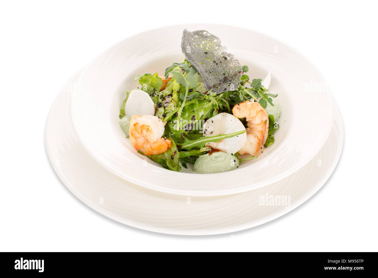 Insalata di verdure, frutti di mare e salsa su piastra bianca Foto Stock
