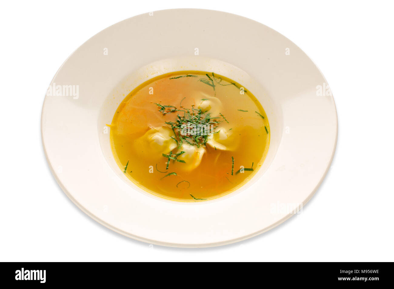 Zuppa cotta con verdi in un piatto bianco Foto Stock