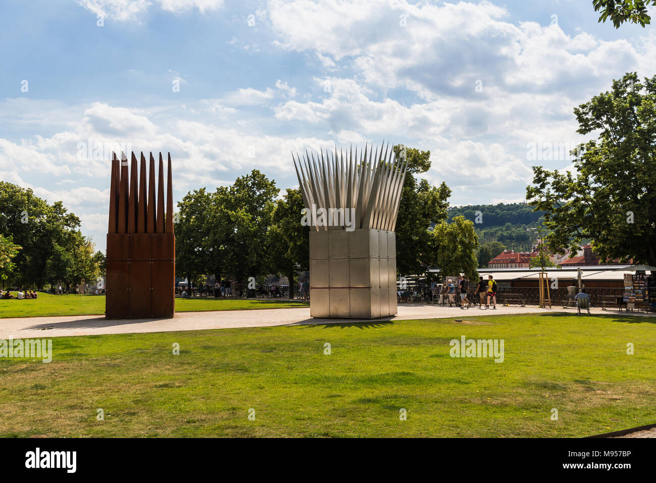 Praga, Repubblica Ceca - 15 giugno 2017: Vista di Jan Palach Memorial chiamato la composizione scultorea del Figlio e della madre le case a Praga sul ju Foto Stock