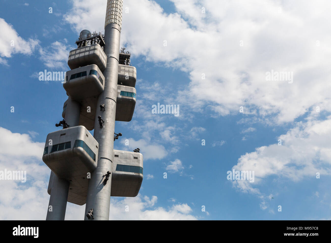 Praga, Repubblica Ceca - 16 giugno 2017: vista esterna del la Zizkov torre della televisione a Praga in giugno 16, 2017. La sua unica torre trasmettitore bu Foto Stock