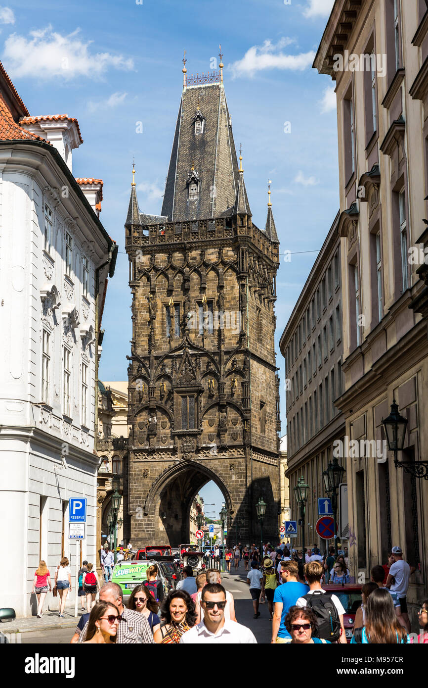 Praga, Repubblica Ceca - 15 giugno 2017: vista esterna della torre della polvere o polvere Gate (in Ceco Prasna brana) nella parte vecchia della città il 15 giugno 2017 Foto Stock