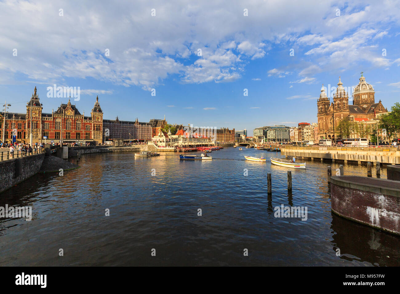 AMSTERDAM, Paesi Bassi - 27 Maggio 2017: Vista della cattedrale Sint-Nicolaaskerk e la principale stazione ferroviaria Amsterdam Centraal il 27 maggio 2017. Il suo basso Foto Stock