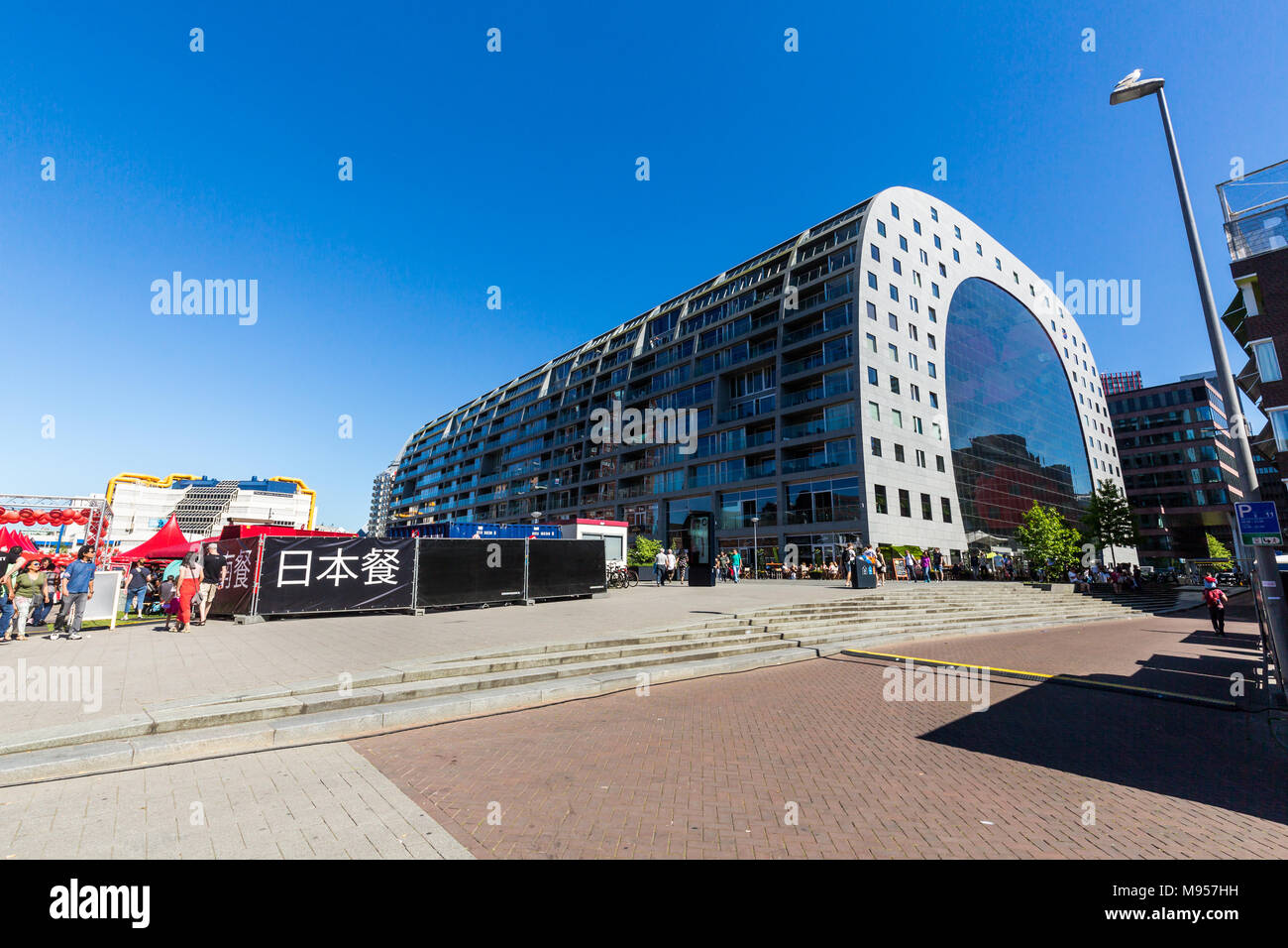 ROTTERDAM, Paesi Bassi - 25 Maggio 2017: vista esterna del Mercato coperto in una zona residenziale ed edificio di uffici il 25 maggio 2017. L'edificio è stato aperto sul Foto Stock
