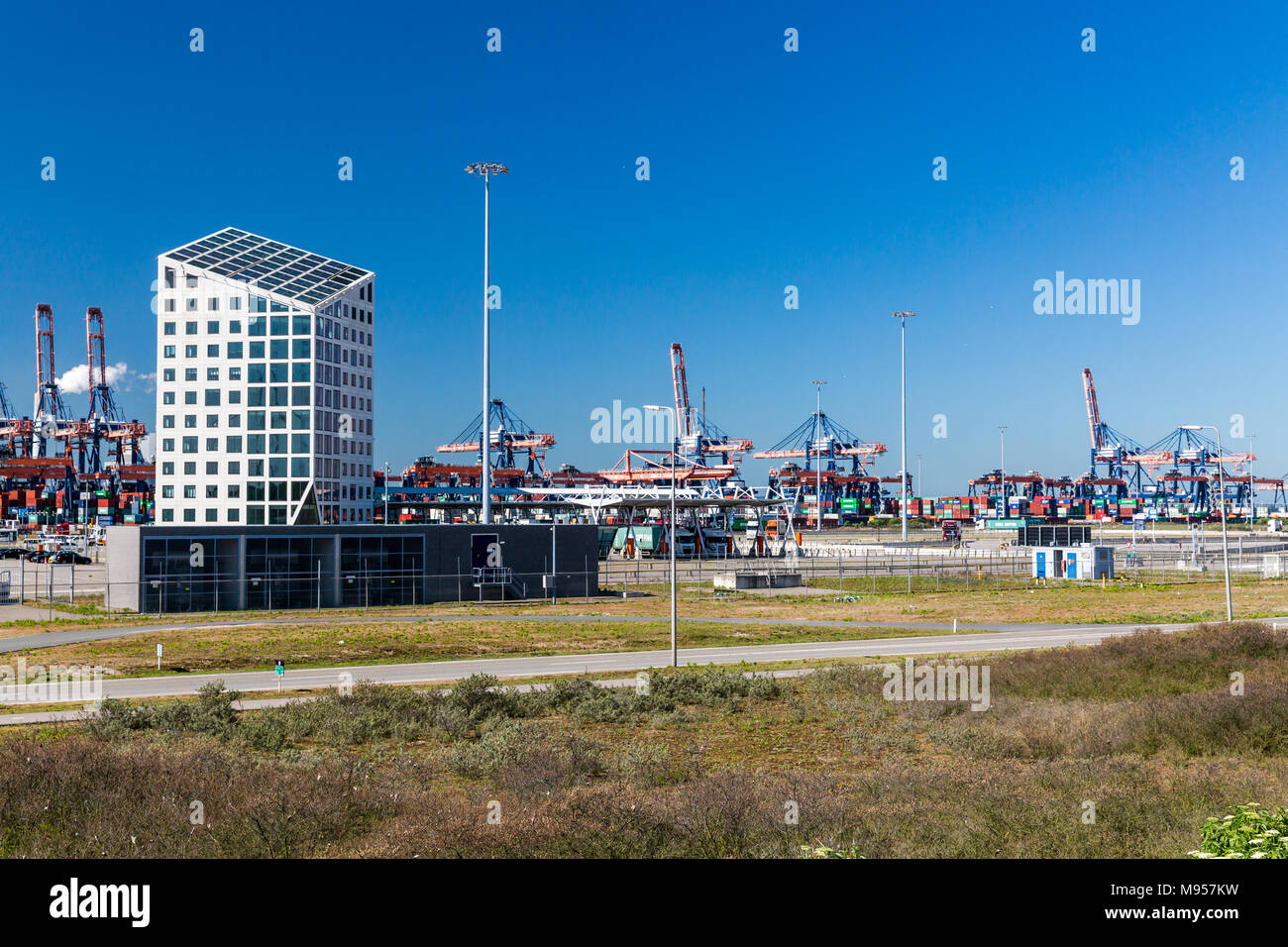 ROTTERDAM, Paesi Bassi - 26 Maggio 2017: vista esterna del porto di Rotterdam il 26 maggio 2017. È il porto più grande in Europa e fino al 2004 Foto Stock