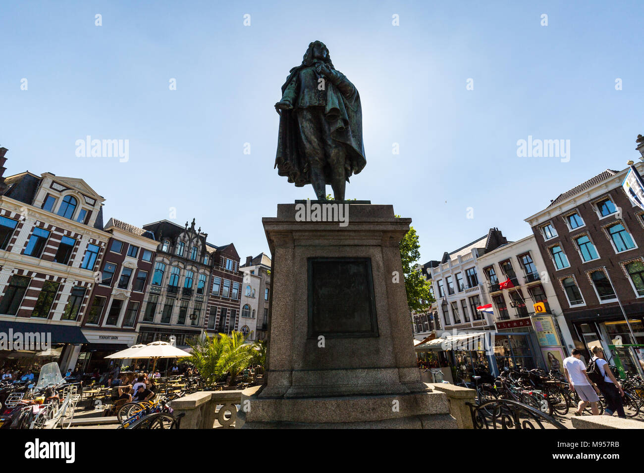 DEN HAAG, Paesi Bassi - 26 Maggio 2017: Vista di Standbeeld Johan de Witt Statua in plaats piazza nel centro della città di L'Aia il 26 maggio 2017. Esso Foto Stock