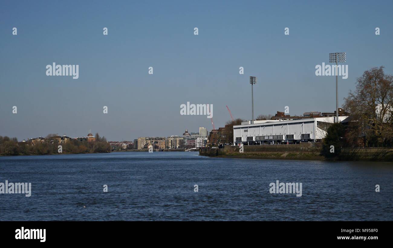 Il Fulham Football Club edificio dal fiume Tamigi a Putney London Regno Unito Foto Stock