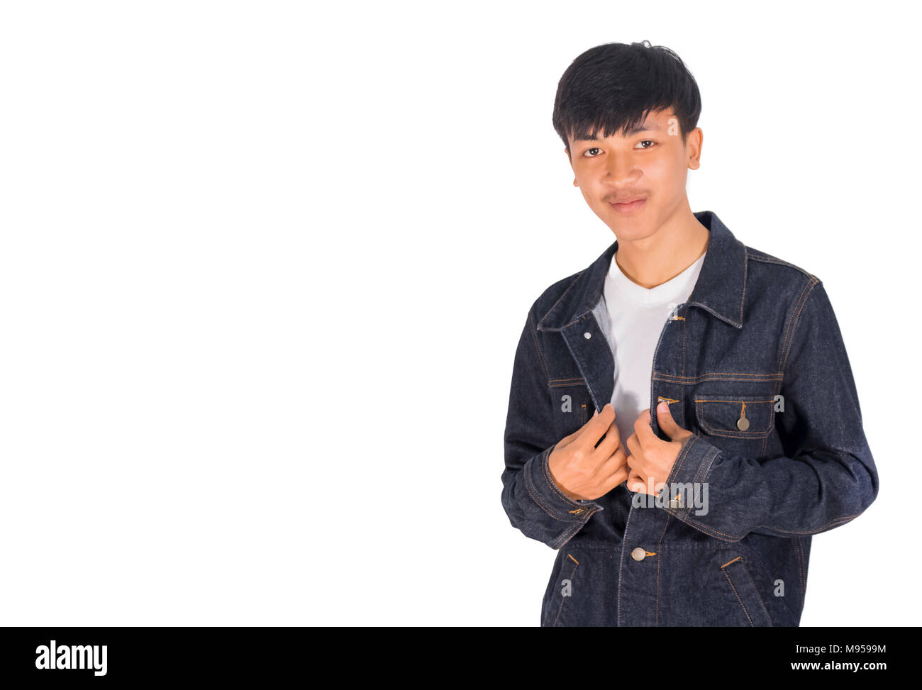 Il ritratto la foto di un uomo asiatico in blu scuro camicia di jeans e  maglietta bianca isolata Foto stock - Alamy
