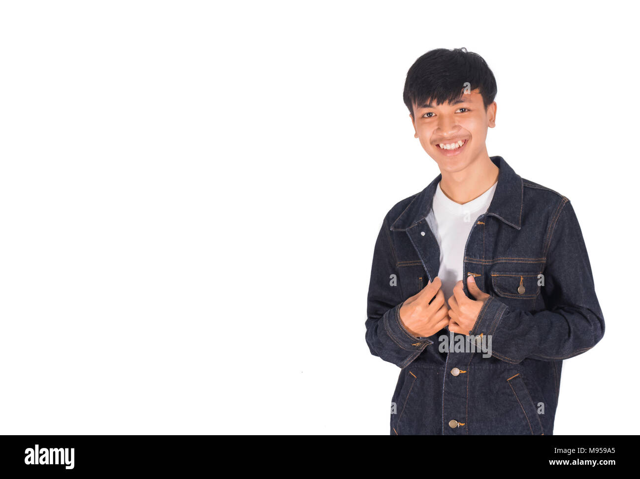 Il ritratto la foto di un uomo asiatico in blu scuro camicia di jeans e  maglietta bianca sorride mostrando il suo bianco denti canini isolato Foto  stock - Alamy