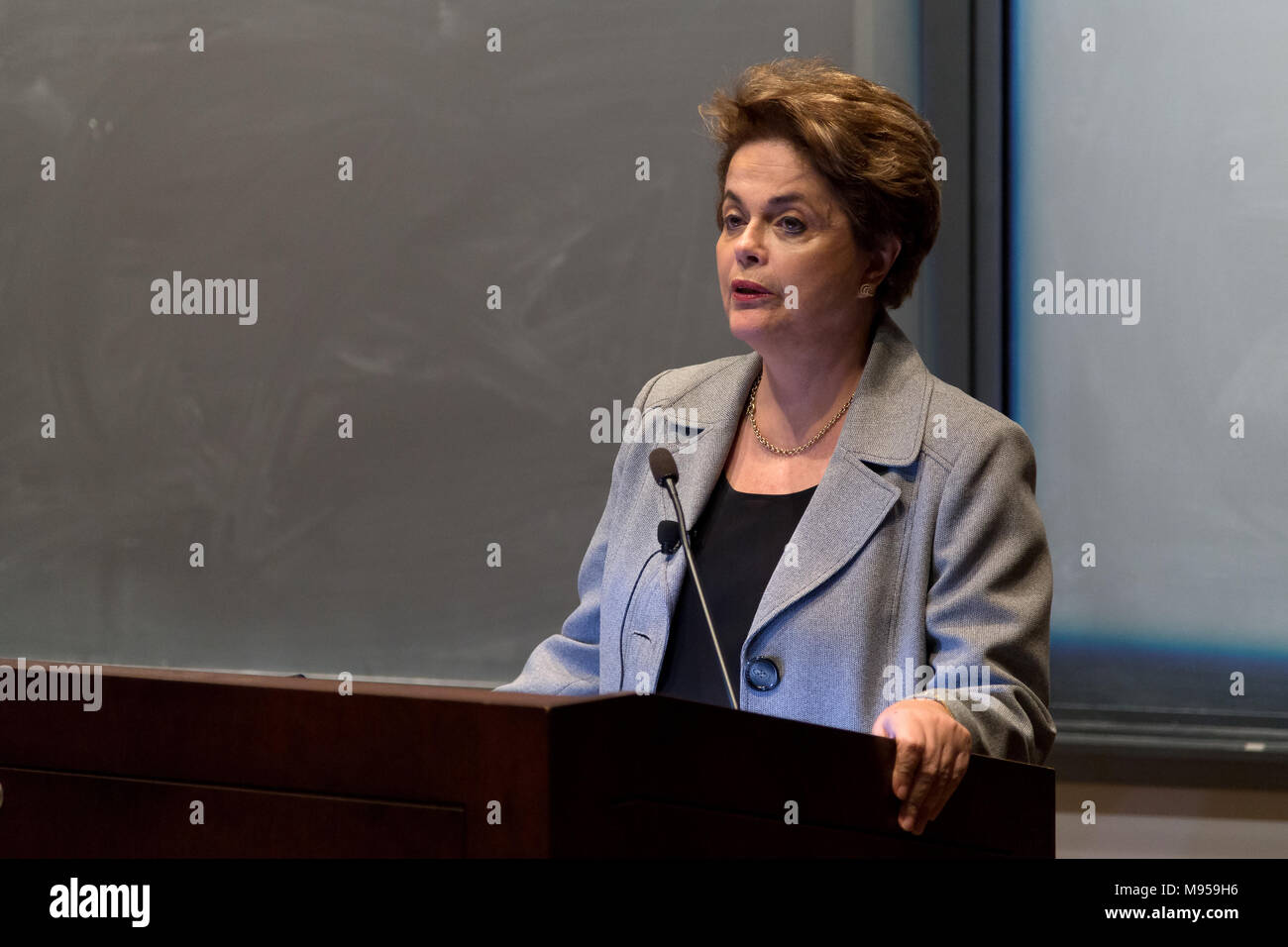 Princeton, NJ, Stati Uniti d'America - 13 aprile 2017. Ex Presidente brasiliano Dilma Rousseff offrendo una conferenza all'Università di Princeton Foto Stock