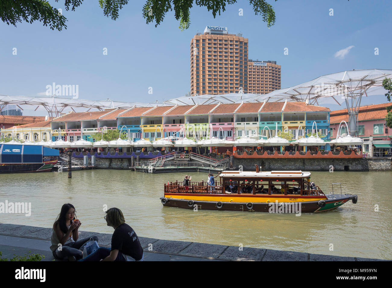 Il Clarke Quay attraverso il Fiume Singapore, il Quartiere Civico, zona centrale, Singapore Island (Pulau Ujong), Singapore Foto Stock