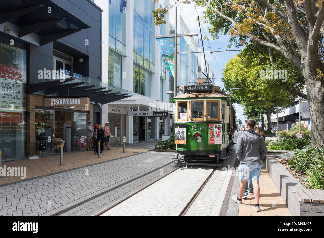 City Tour tram on Cashel Street, Christchurch Central, Christchurch, Canterbury, Nuova Zelanda Foto Stock