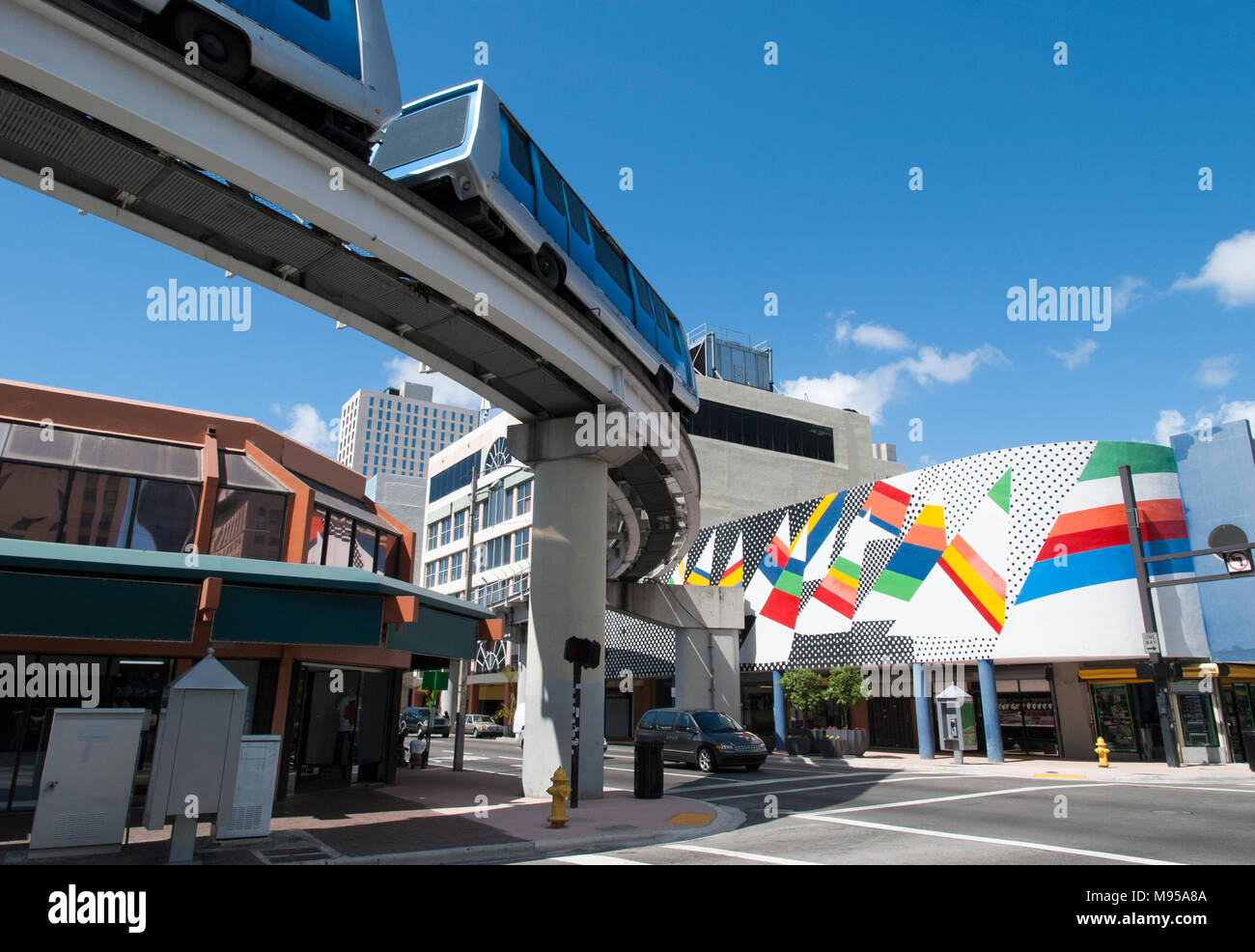 I treni della monorotaia commutare al di sopra di strade, trasporto pubblico gratuito nel centro cittadino di Miami (Florida). Foto Stock