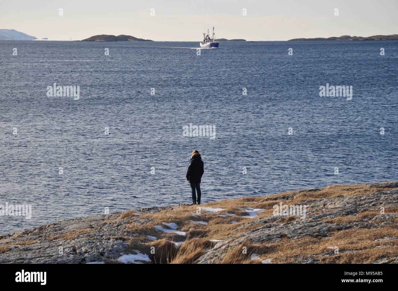 L uomo dal di dietro lo sguardo verso il grande mare blu, Bodo, Norvegia Foto Stock L uomo dal di dietro lo sguardo verso il grande mare blu, Bodo, Norvegia Foto Stock