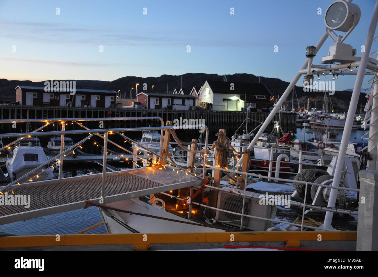 Barche da pesca docking in serata, Bodo, Norvegia Foto Stock