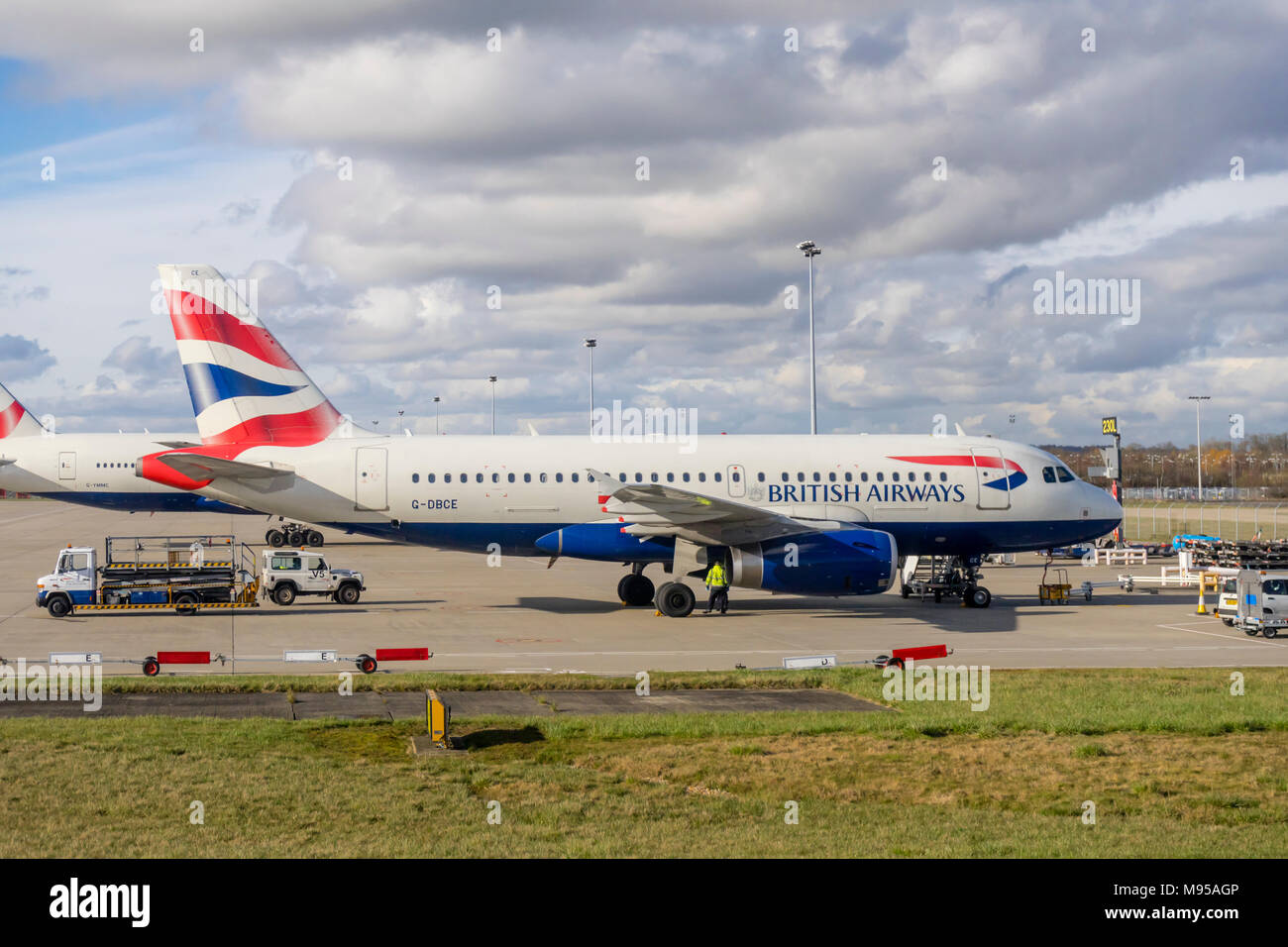Un aereo fisso della British Airways a corto raggio - un Airbus A319 con registrazione G-DBCE - parcheggiato all'aeroporto di Londra Gatwick nel 2018, Inghilterra, Regno Unito Foto Stock