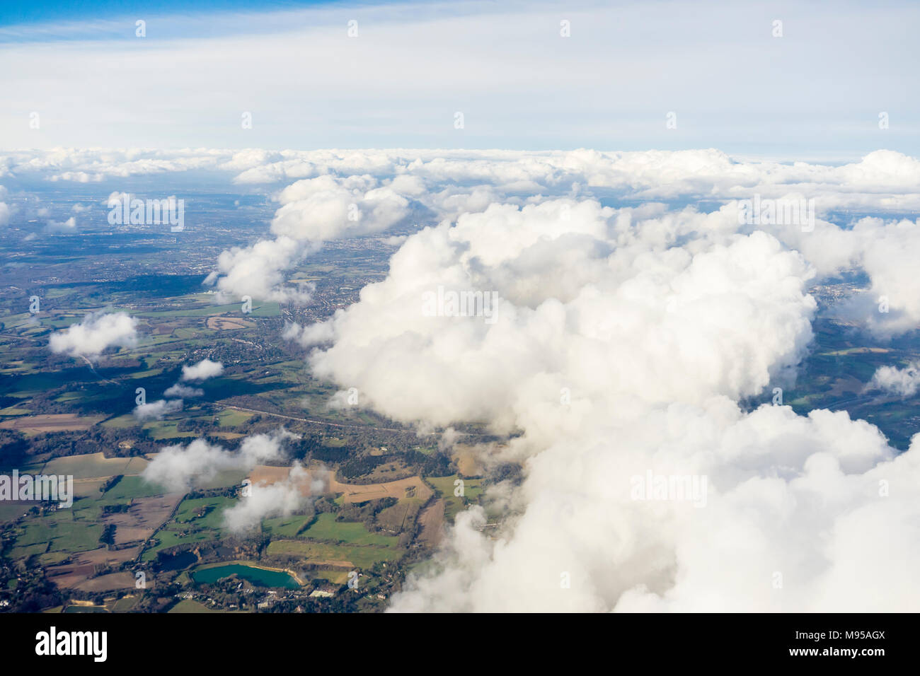 Vista aerea del paesaggio del West Sussex con le nuvole di Cumulus viste da un aereo durante il decollo, Inghilterra, Regno Unito Foto Stock