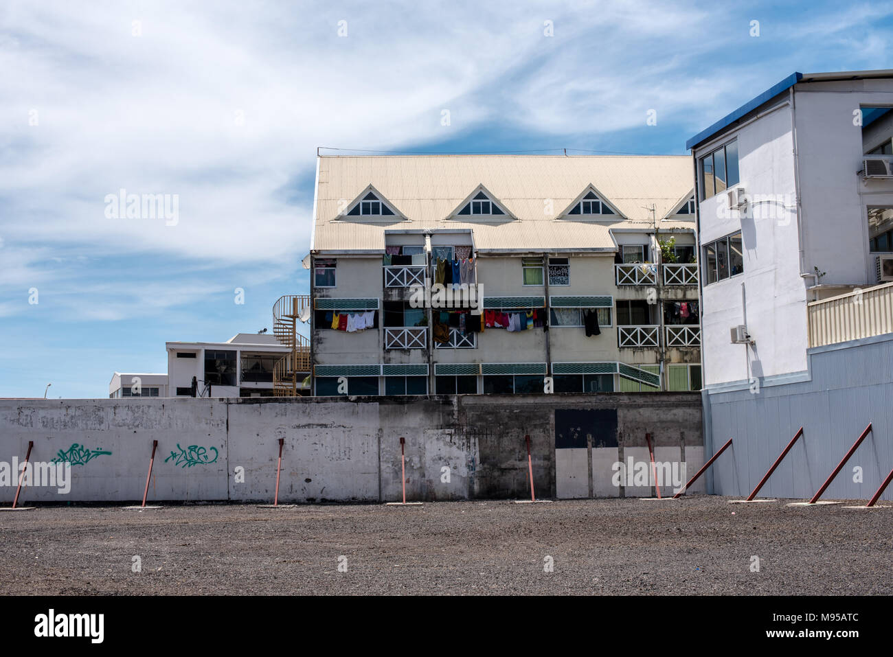 Papeete, Tahiti, Polinesia Francese -- Marzo 18, 2018. Biancheria stesa ad asciugare nel retro della casa da un vuoto che la partita in Papeete, Tahiti. U editoriale Foto Stock