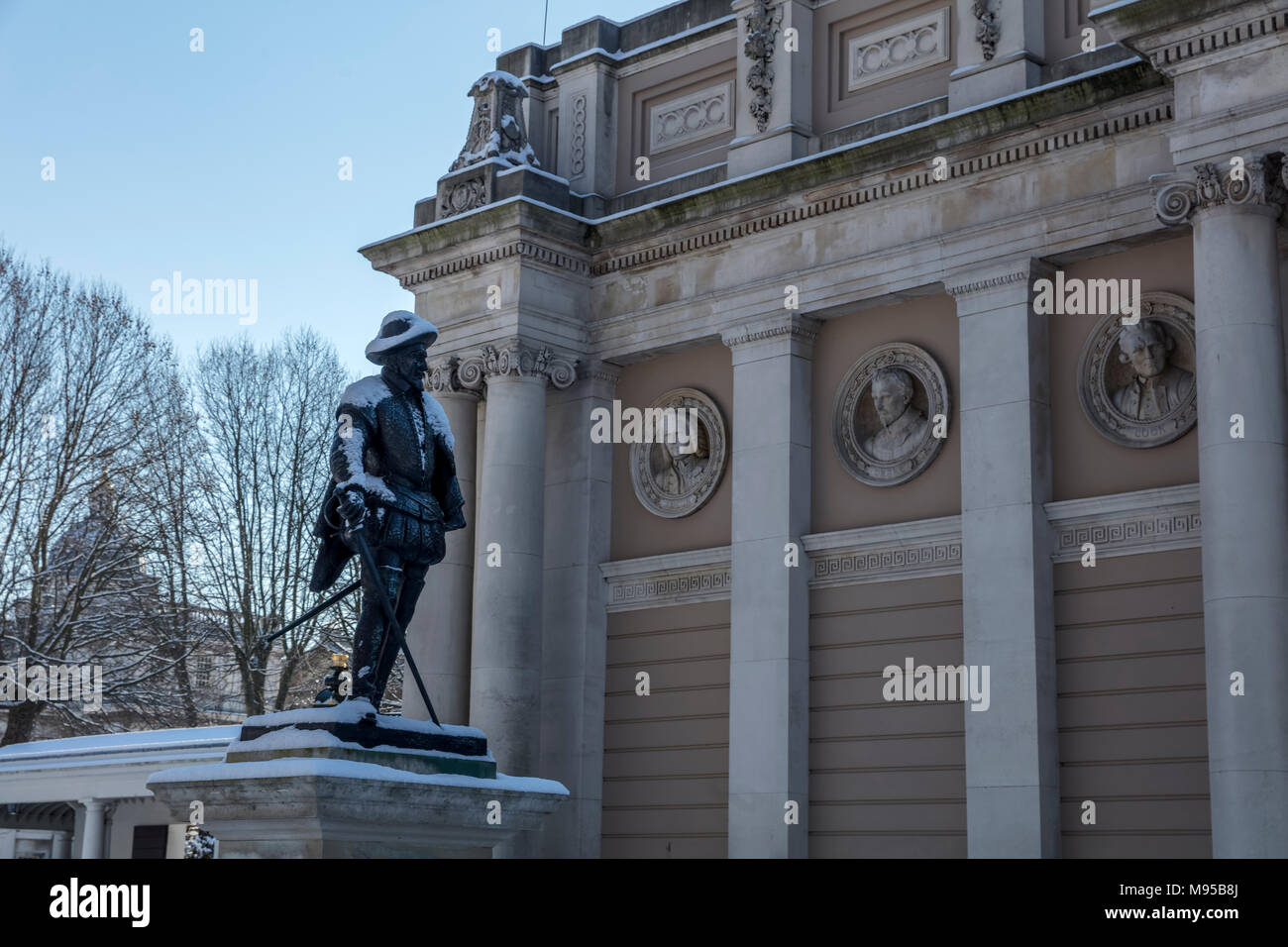 Statua di Sir Walter Raleigh a Greenwich nella neve Foto Stock