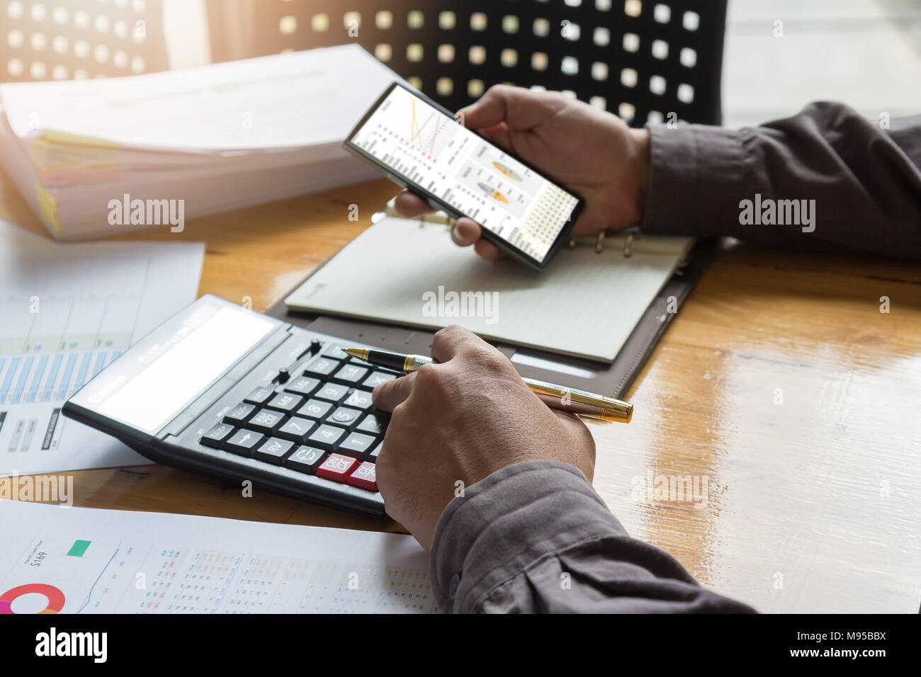 Affari e finanza concetto di ufficio a lavorare, imprenditore utilizzando la calcolatrice e smartphone in ufficio Foto Stock