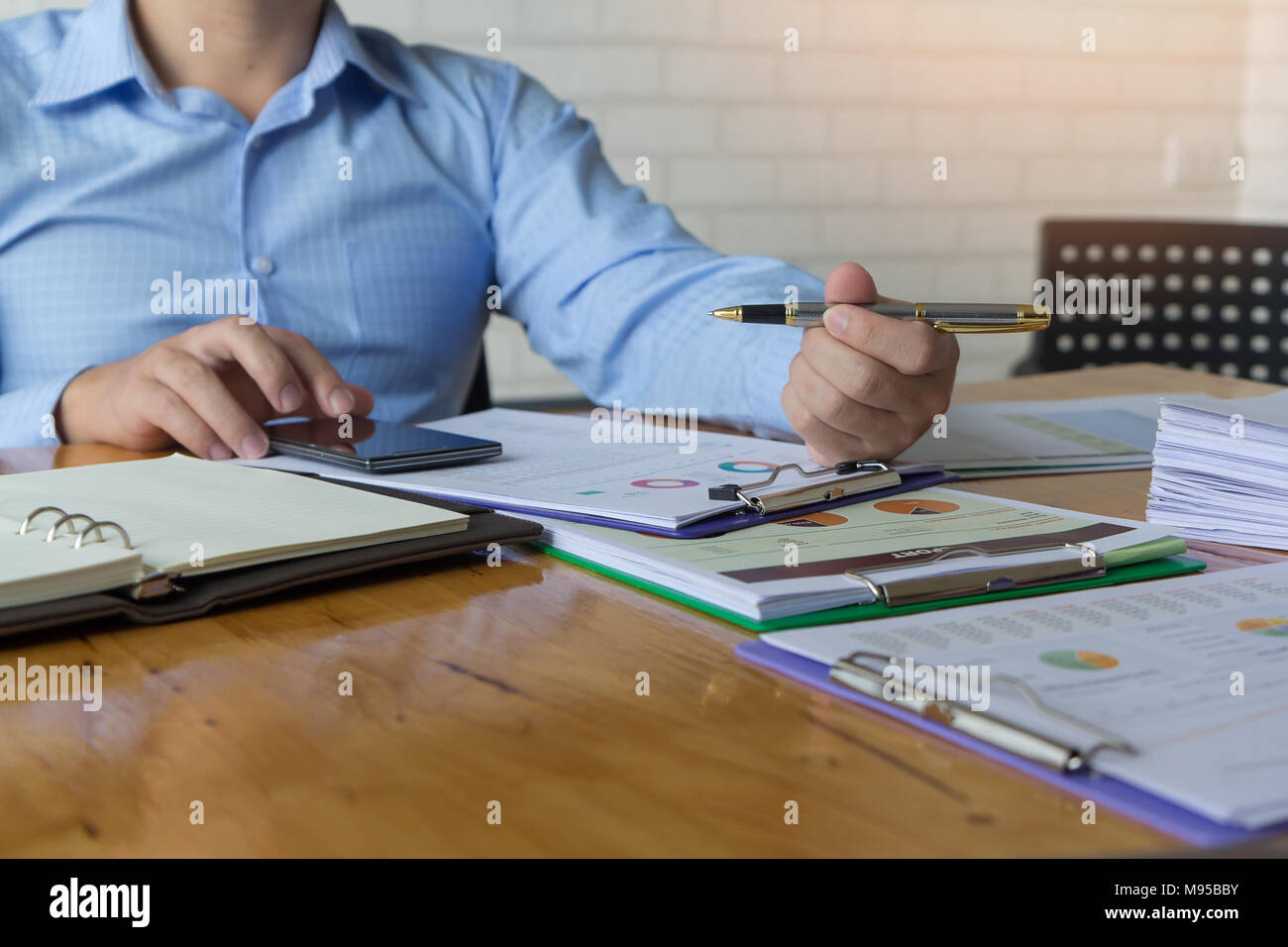 Affari e finanza concetto di ufficio a lavorare, imprenditore utilizza lo smartphone per discutere grafico analisi in Office Foto Stock