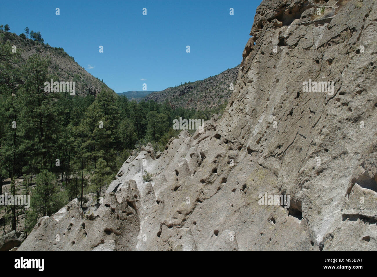 L'Alcova Trail in Bandelier National Monument presenta esempi di tufo vulcanico rock. Foto Stock