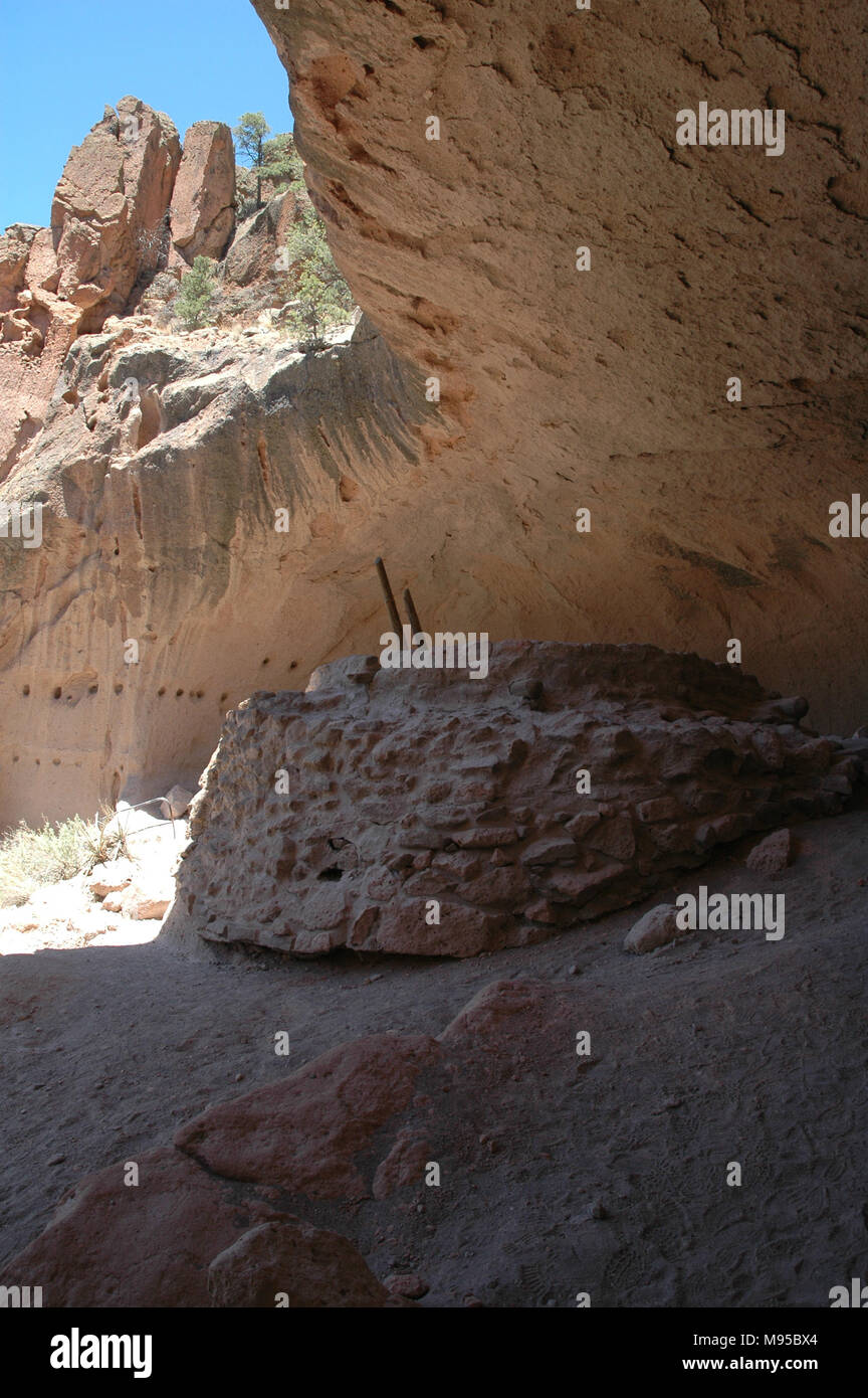 La ricostruzione di una kiva cerimoniale siede all'interno dell'Alcova House site sull'Alcova trail nel Bandelier National Monument. Foto Stock