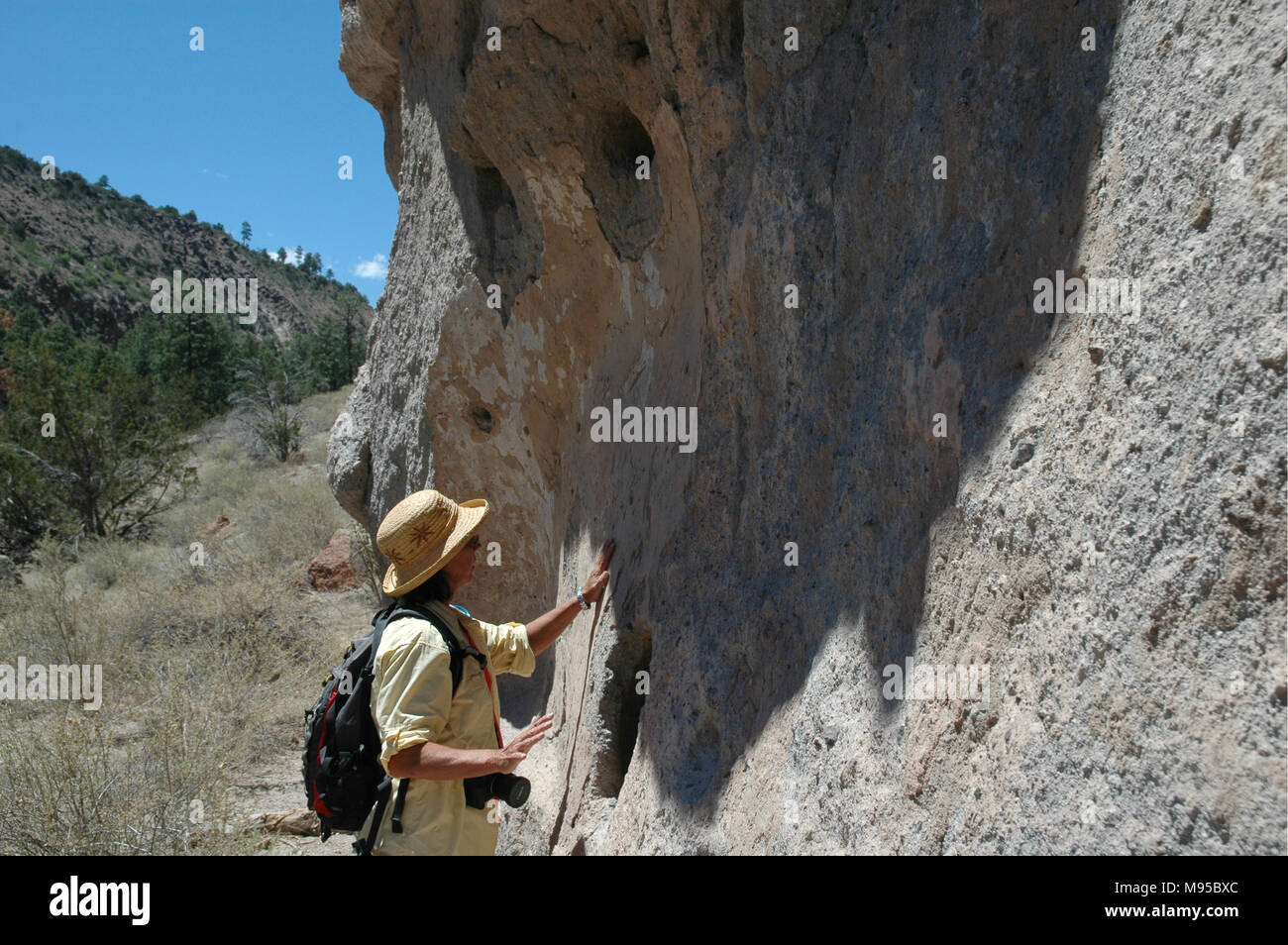 Antico popolo dei Pueblo abitazioni intagliato fuori del tufo vulcanico nelle scogliere di Bandelier National Monument. Foto Stock