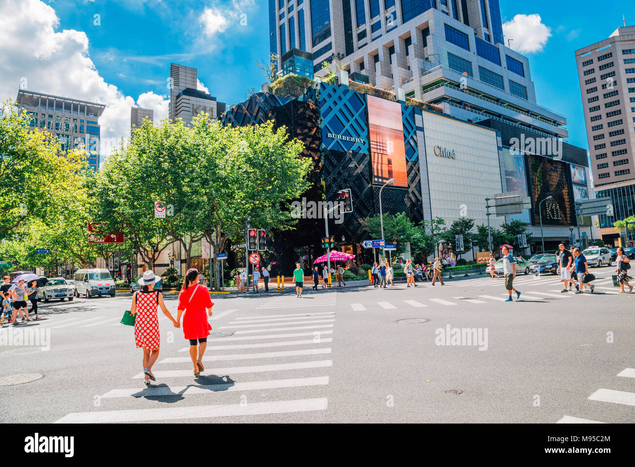 Shanghai, Cina - 8 Agosto 2016 : lo shopping di lusso street e intersezione nel giorno di estate Foto Stock