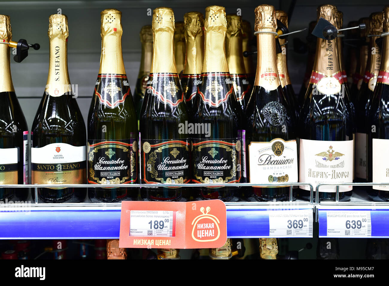 Mosca, Russia - marzo 18. 2018. Champagne di diverse marche a Perekrestok store Foto Stock