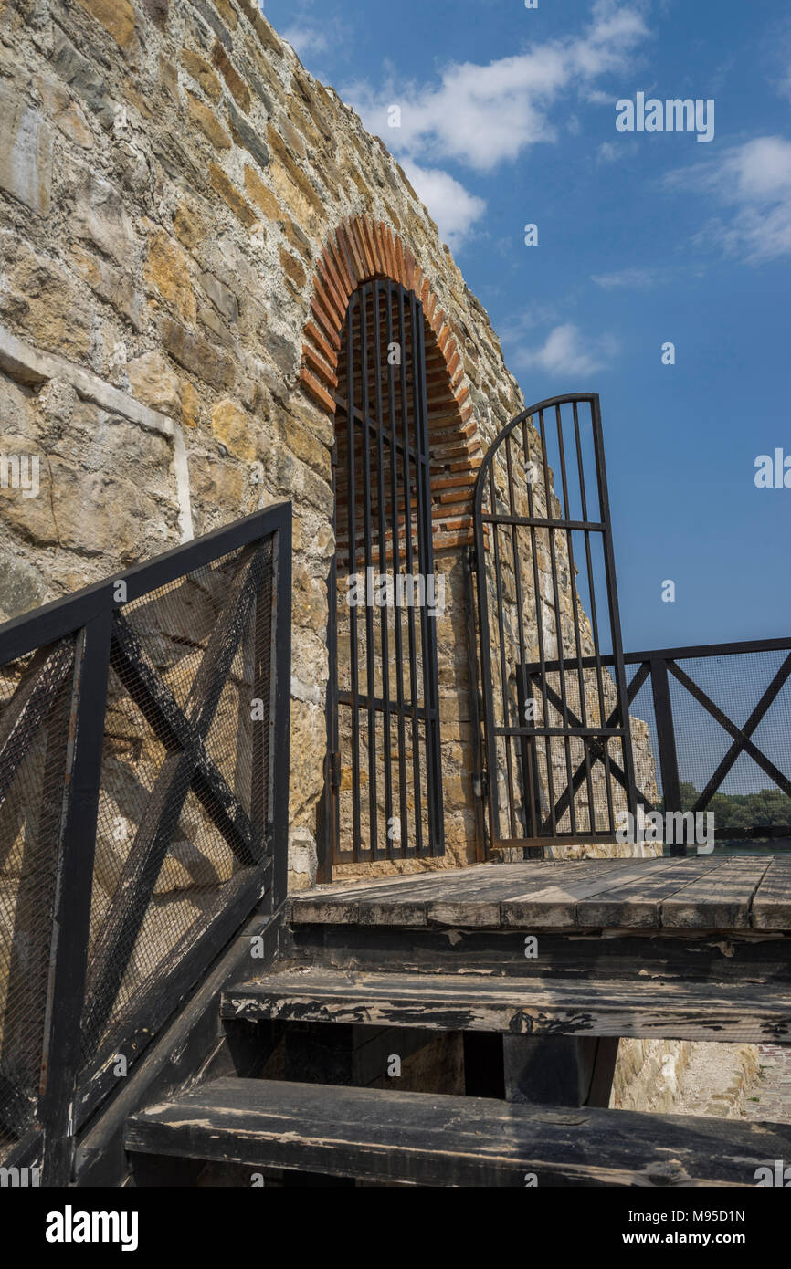 Una parte della fortezza a torre del castello militare Dimum, Bulgaria Foto Stock