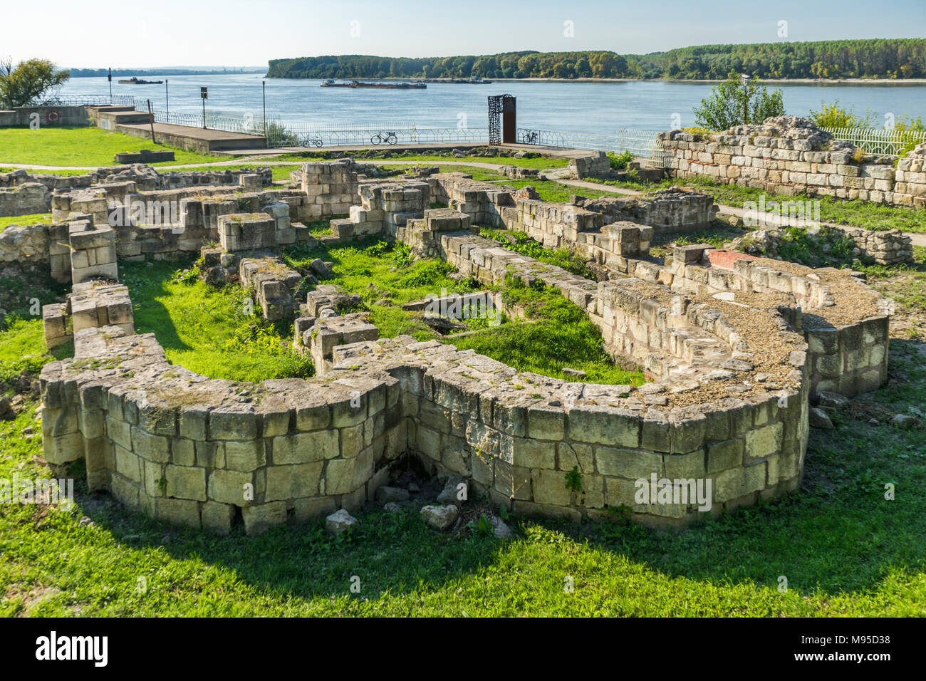 Resti delle mura di pietra di antico castello Durostorum sul fiume Danubio, Bulgaria Foto Stock