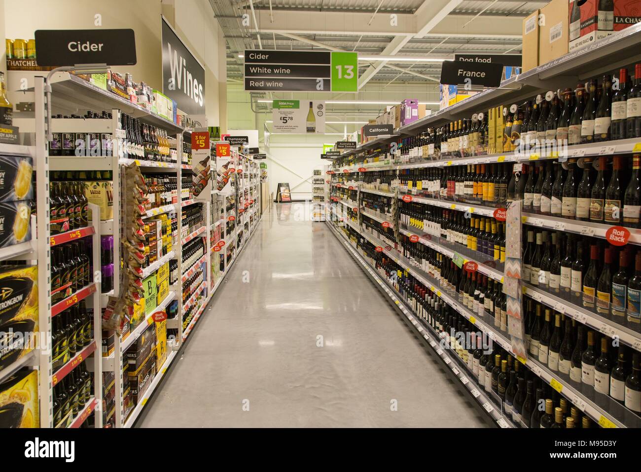 Vino e bevande spiritose sulla piena di scaffali in un supermercato Asda. Foto Stock