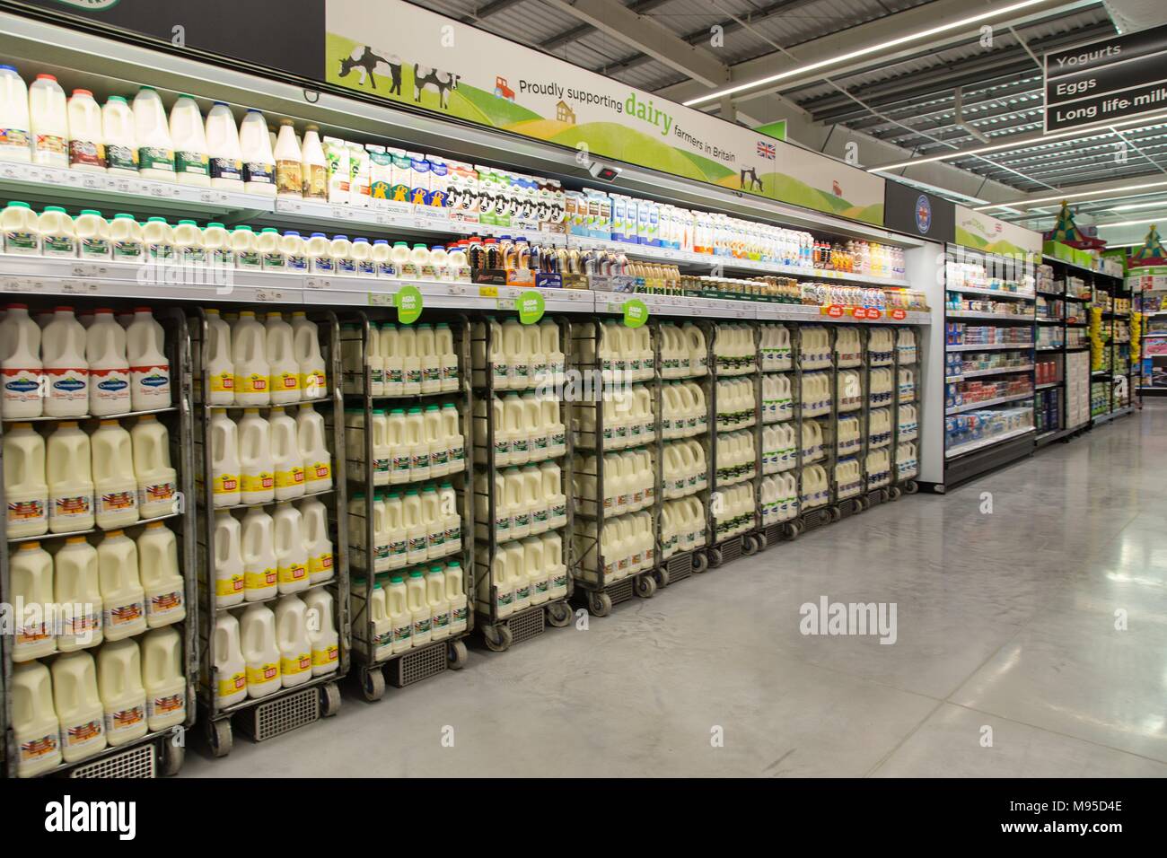 Sezione di caseificio di un supermercato Asda, latte, yogurt, uova, Foto Stock