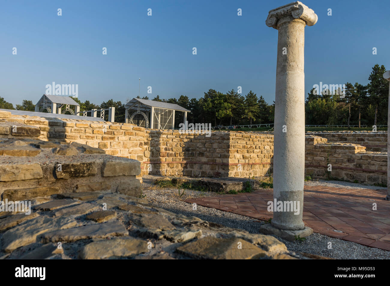 Resti di mura e colonne da fortezza romana Novae, Bulgaria Foto Stock