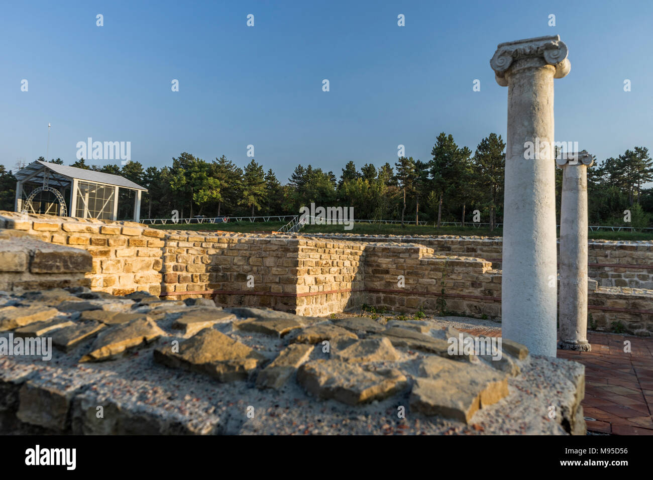 Resti di mura e colonne da fortezza romana Novae, Bulgaria Foto Stock